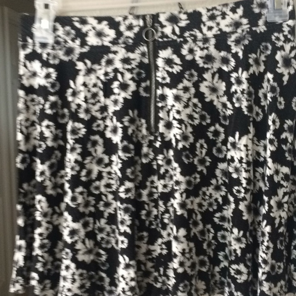 Precious Skirt - Picture 2 of 2